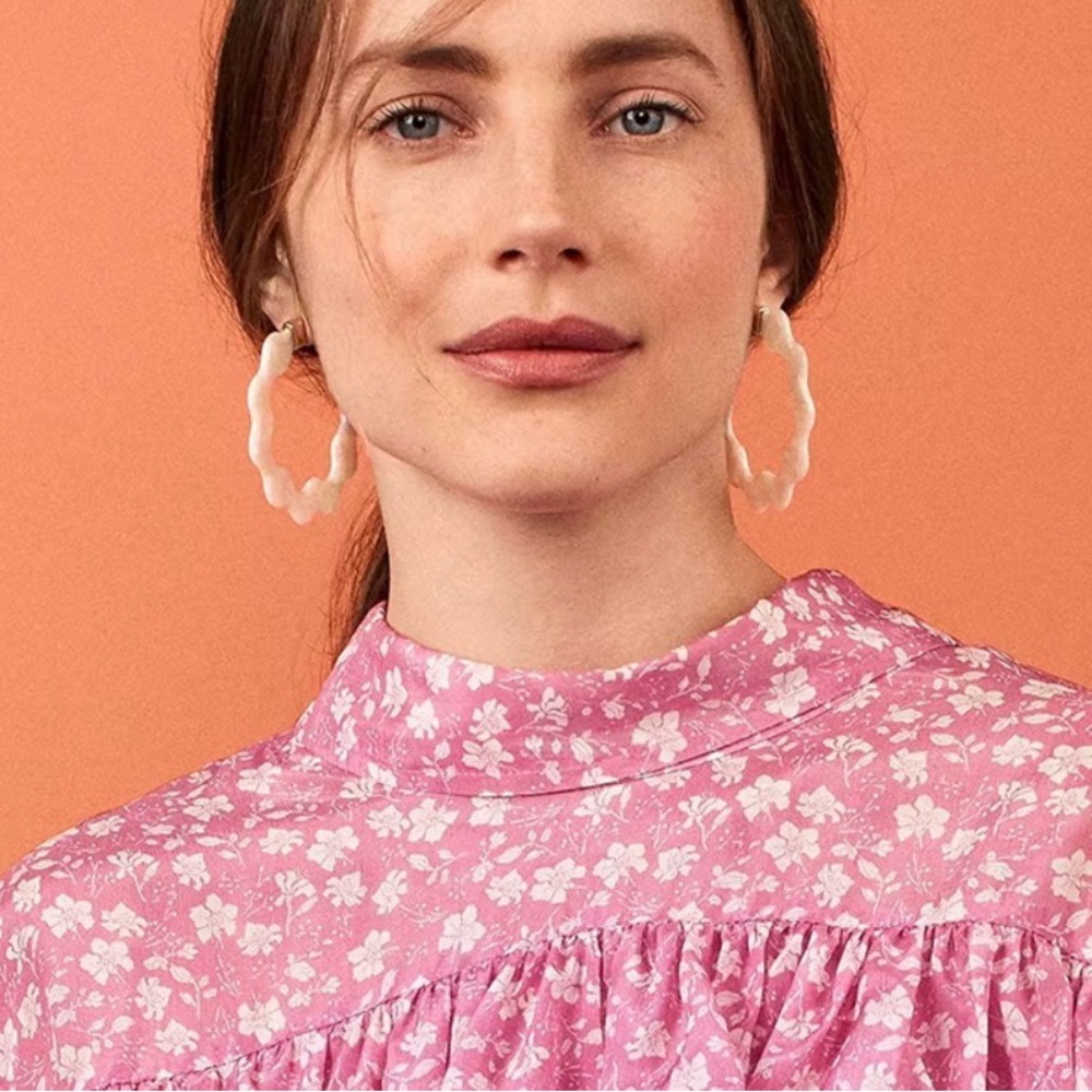 White Wavy Hoop Earrings